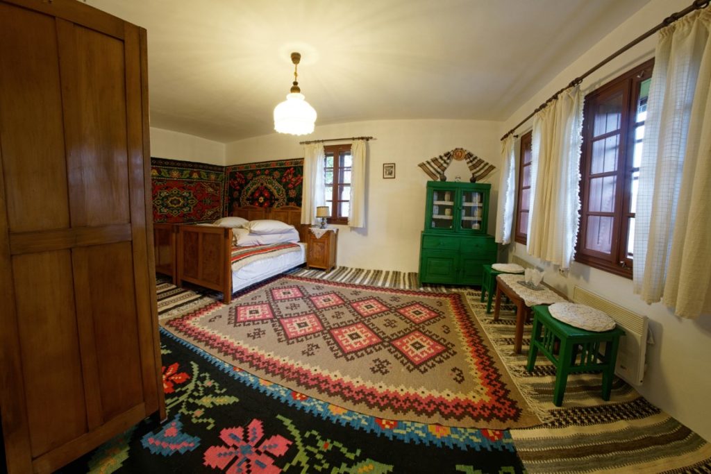 Casa Bunicii - cazare tradițională la Vama